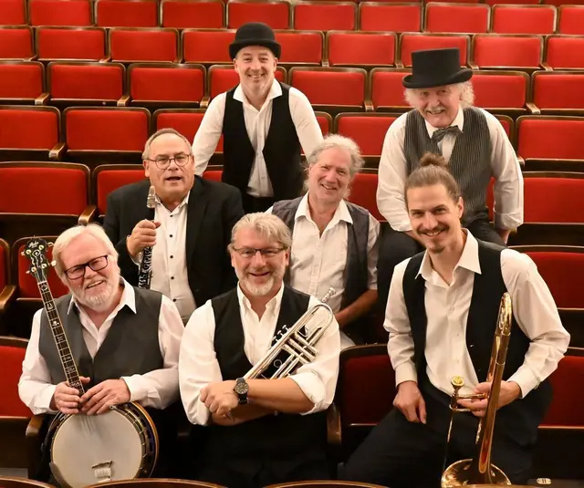 Die Very Old Stoariegler Dixielandband 2026: Gründerväter und junge Profis kommen gemeinsam auf 440 Jahre Bühnenerfahrung. Im Bild  von oben links nach unten rechts: Aaron Ofner (Schlagzeug), Jiří Masáček (Trompete), Johannes Frühwirth (Posaune), Gerhard Steinrück (Bass), Siegfried Flamisch (Vocals, Banjo, Gitarre), Peter Lorenz (Klavier), Johannes Hödl (Klarinette) | Foto: Daniil Bobrov