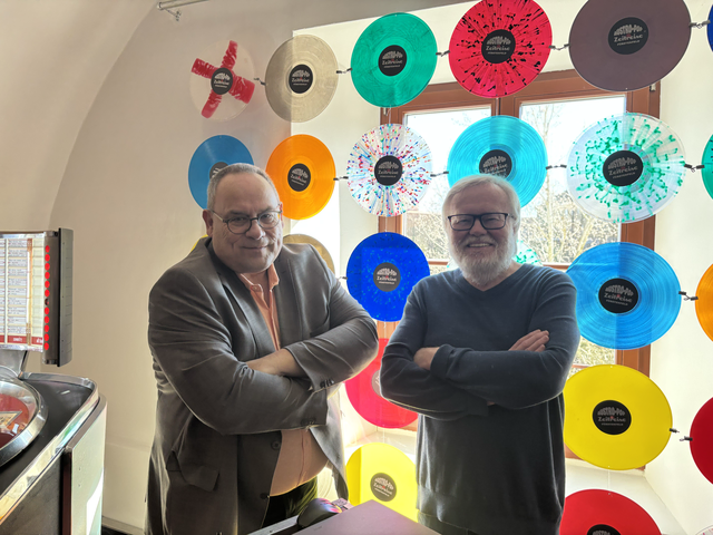 Johannes Hödl (l.) und Sigi Flamisch bei der Tour-Präsentation in der Austro-Pop Zeitreise Fürstenfeld,  | Foto: Margot Jeitler