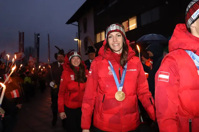Janine Flock wird bei ihrer Rückkehr nach Rum von begeisterten Fans und Ehrengästen herzlich empfangen. | Foto: Kendlbacher