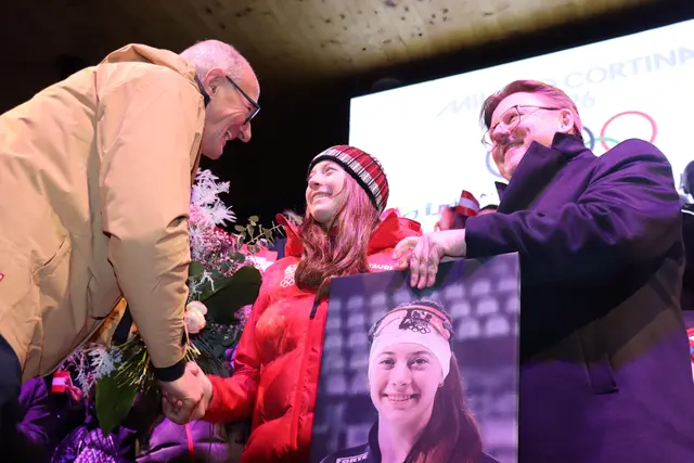 LH Mattle gratuliert Eisschnellläuferin Jeannine Rosner. | Foto: Kendlbacher
