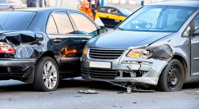 Durch die Kollision sei an den Pkws erheblicher Sachschaden entstanden. (Symbolfoto)  | Foto: stock.adobe.com/at/Kadmy 