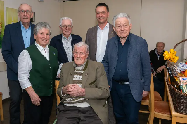Von links: Seniorenbund Orts-Obmann Willi Burgstaller, Sprengelbetreuerin Marianne Danninger, Bezirksobmann Arnold Weixelbaumer, Bgm. Erwin Reichetseder, Landesobmann Josef Pühringer mit Jubilar Josef Miny (vorne). | Foto: OÖ Seniorenbund