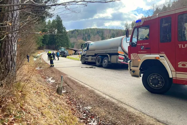 Aufwendige Bergung eines Milchtankwagens in Walpersbach | Foto: ©FF Walpersbach / Hübl