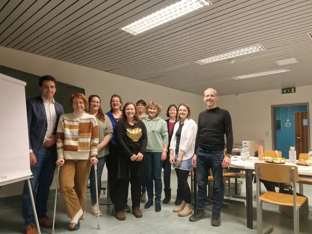 Ehemalige Absolventinnen der Berufsausbildungen des BHW Traisen-Gölsental bei einem Workshop für zukünftige Vortragende – gemeinsam mit Bürgermeister Manuel Aichberger und BHW-Obmann Roland Beck. | Foto: BHW Traisen-Gölsental