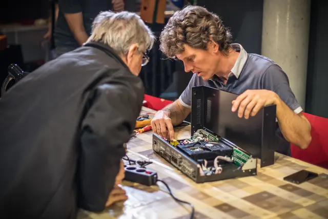 Bei Repair Cafés unterstützen freiwillige Fachkundige beim Reparieren von kaputten Gegenständen. | Foto: Salzburger Bildungswerk/Leo Fellinger