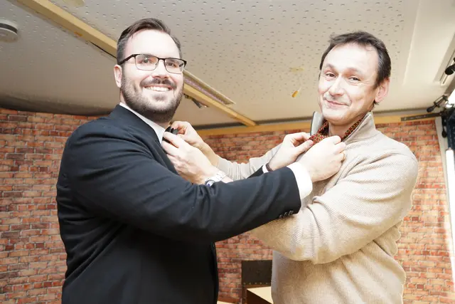 Man kann von Glück reden, der umsichtige Butler Gisbert (Martin Holzapfel) umsorgt seinen Herrn Elmar von Wildenburg (Gerald Rieschl)   | Foto: Andrea Glatzer