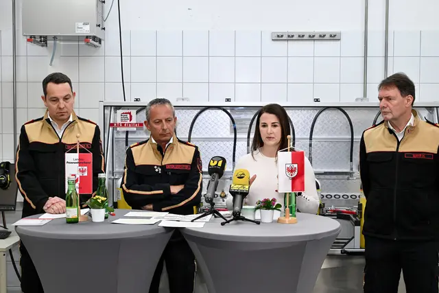 Klares Bekenntnis zur Tiroler Feuerwehr: Landes-Feuerwehrinspektor Rene Staudacher, Landes-Feuerwehrkommandant Jakob Unterladstätter, Sicherheitslandesrätin Astrid Mair und Landes-Feuerwehrkommandant-Stellvertreter Hannes Mair. | Foto: Hassl