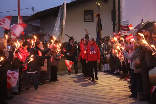 Ein Meer aus rot-weiß-roten Fahnen, laute Jubelrufe und viele strahlende Gesichter prägten den unvergesslichen Empfang, den die Marktgemeinde Rum. | Foto: Kendlbacher