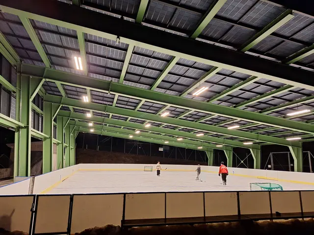 Ein Blick auf die neue überdachte Spielfläche des Eislauf- und Stocksportplatzes in Rum. | Foto: Gemeinde Rum