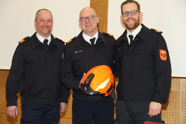 Symbolische Übergabe des Einsatzleiterhelmes für den Bezirkskommandantenstellvertreter von Dominik Rauschaer an Johannes Ofner | Foto: BFKDO Tulln/ St. Öllerer