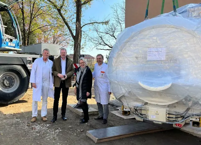 Bereits die Anlieferung des modernen MRT-Gerätes wurde in Wagna mit Spannung verfolgt (v.l.): Prim. Ohtmar Grabner, Betriebsdirektor Robert Graf-Stelzl, Pflegedirektorin Monika Pisleritsch und Prim. Marin Uggowitzer | Foto: KAGes
