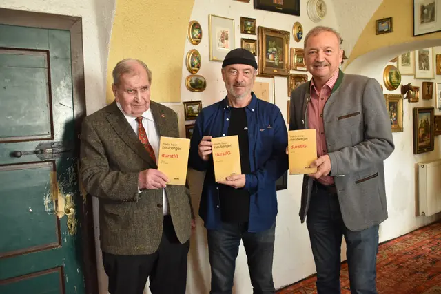 Schlossherr und Verlger Gerhard Egermann, Autor Martin Franz Neuberger und Werner Falb-Meixner, Vizepräsidenten der burgenländischen Landwirtschaftskammer bei der Buchpräentation im Schloss Potzneusiedl.  | Foto: MeinBezirk/Stefan Schneider