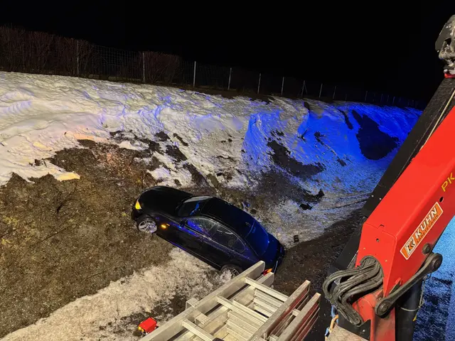 Ein Pkw kam von der Straße ab und blieb in der Böschung hängen. | Foto: Feuerwehr Mattersburg