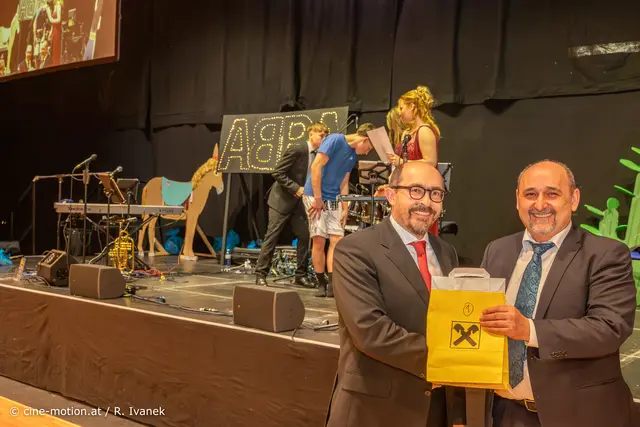 Anton Frühwirth übergab den 1. Preis der Tombola an den Losbesitzer No. 594. | Foto: cine-motion.at / R. Ivanek