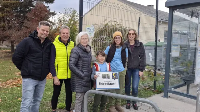 Unterwaltersdorf: Rankgitter und Bäumchen und Sträucher für das Buswartehäuschen. | Foto: Roswitha Jungmeister