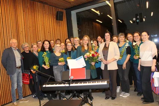 Der Frauenchor "Sing dei Ding" mit Leiterin Melanie Stiftinger erhielt den Kulturförderpreis. | Foto: MeinBezirk/Gernot Fohler