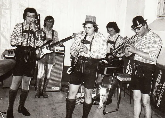 Die Old Stoariegler Blechmusi, später Dixieland Band, Mitte der 1970er – Lederhose, Melone und der unbedingte Wille, Jazz nach Fürstenfeld zu bringen. | Foto: VOSD