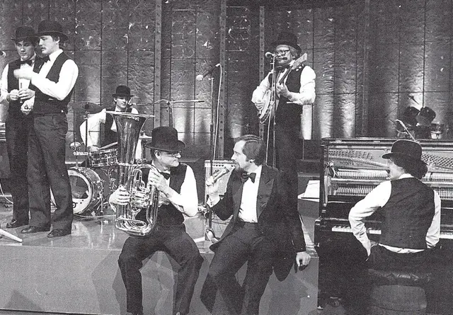 Die große Chance“ mit Peter Rapp, live im ORF 1982 (v.l.) Johannes Hödl, Edi Schittl, Stefan Christandl, Franz Landgraf und Peter Rapp (vorne), Sigi Flamisch, Peter Lorenz.  | Foto: ORF