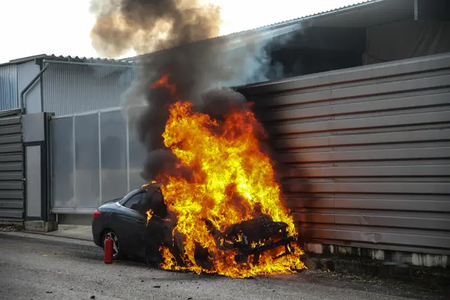 Im Gewerbegebiet von Marchtrenk stand ein Pkw in Vollbrand – drei Feuerwehren waren notwendig, um den Peugeot zu löschen. | Foto: laumat.at