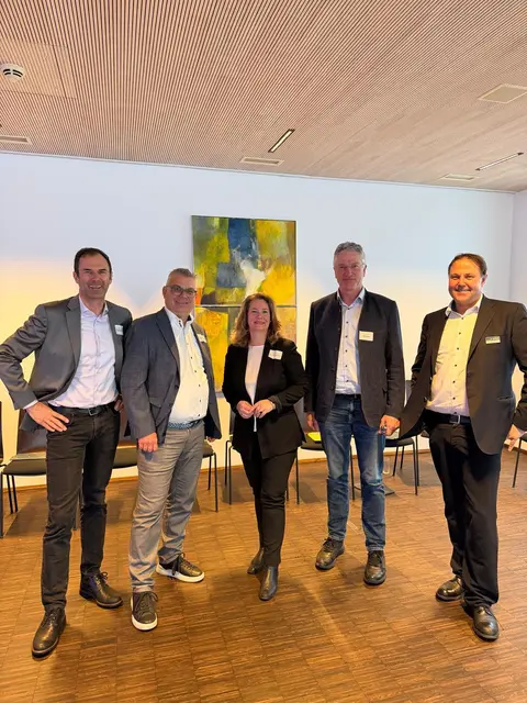 V.l.: Ausschussmitglied und Direktor der Raiffeisenbank Wipptal-Stubaital Mitte, Wolfgang Gredler, Stefan Garbislander von der Abteilung Wirtschaftspolitik, Innovation und Nachhaltigkeit in der WK Tirol, Bezirksobfrau Rebecca Kirchbaumer, Bgm. Walter Kiechl (Ellbögen) und GF Andreas Wild (St. Michael Alpin Retreat) | Foto: WK Tirol