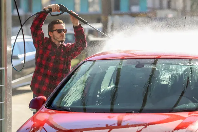 Am Anfang steht die intensive Reinigung. Moderne Waschstraßen bieten spezielle Frühlingsprogramme mit Unterbodenwäsche an.  | Foto: panthermedia/AlexKozak9914