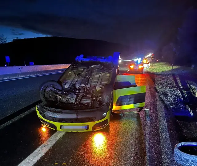 Fahrzeugüberschlag auf der A21. | Foto: FF Alland
