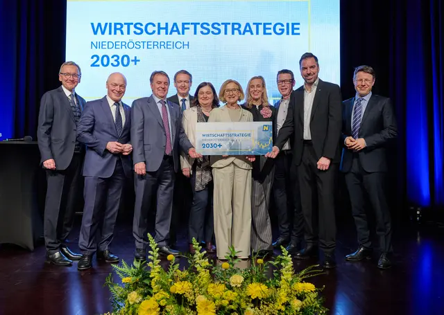 Stefan Chalupa (Geschäftsführer NÖ Bürgschaften- und Beteiligungen GmbH), Helmut Miernicki (Geschäftsführer ecoplus), Wolfgang Ecker (Präsident WK NÖ), Christian Helmenstein (Vorsitzender Fachbeirat), Kerstin Koren (Leiterin der Abteilung Wirtschaft beim Amt der NÖ Landesregierung), Landeshauptfrau Johanna Mikl-Leitner, Daniela Knieling (Fachbeirat), Kurt Hackl (Aufsichtsratsvorsitzender ecoplus), Kari Ochsner (Präsident IV NÖ) und Daniel Varro (Fachbeirat). | Foto: NLK Pfeiffer