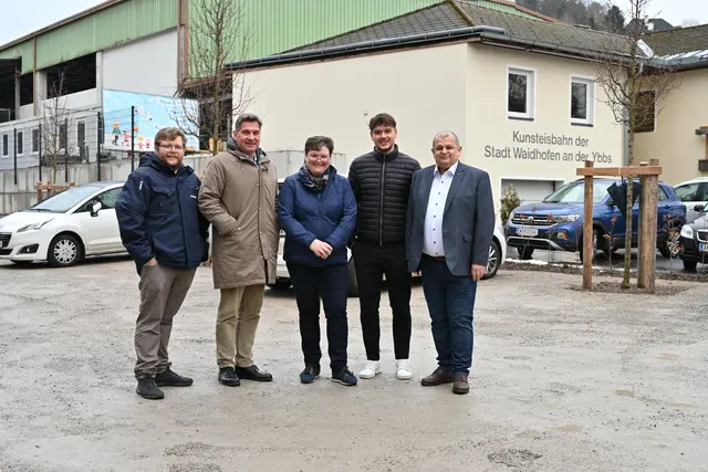Mobilitäts-Stadtrat Thomas Gattringer, Bürgermeister Werner Krammer, Christine Maierhofer (Eishalle Waidhofen), Samuel Lagler (Referat Liegenschaften) und Infrastruktur-Stadtrat Heinz Dötzl am neuen Parkplatz vor der Eishalle. | Foto: Stadt Waidhofen a/d Ybbs