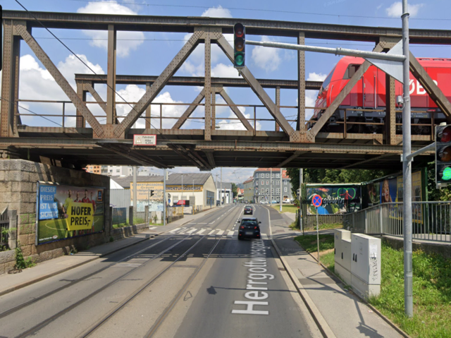 Die alte Eisenbahnbrücke in der Herrgottwiesgasse hat das Ende ihrer Lebensdauer erreicht. Bis Oktober 2026 wird sie nun neu errichtet, im Sommer sind die Hauptarbeiten inklusive Streckensperren und Schienenersatzverkehr anberaumt. | Foto: ÖBB/SAE