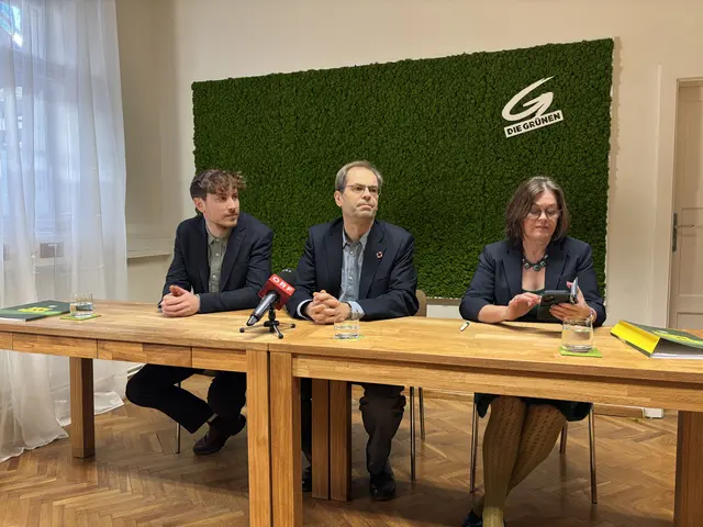 Wolfgang Spitzmüller (Mitte) verkündete seinen vorübergehenden Rücktritt am Mittwoch bei einer Pressekonferenz. | Foto: Franz Tscheinig/MeinBezirk Burgenland