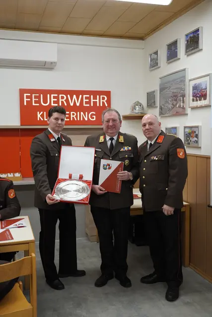 Übergabe der Urkunde zum "Ehrenkommandant" und des Dankestellers für den Altkommandanten EOBI Johannes Hausenberger | Foto: FF Schwechat-Kledering