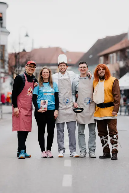 Die Initiatorinnen und Initiatoren des ersten österreichischen Palatschinken-Schupf-Laufs: Harald Lang (Marketingleitung Fini‘s Feinstes), Birgit ChoChola (Sprecherin der Hilfsorganisation Mary’s Meals Österreich), David Hamp und Gabriel Marteau (Palatschinkenfreunde Himberg), gemeinsam mit Herbert Mitzl (Vize-Bürgermeister Himberg)  | Foto: Alexander Zillbauer