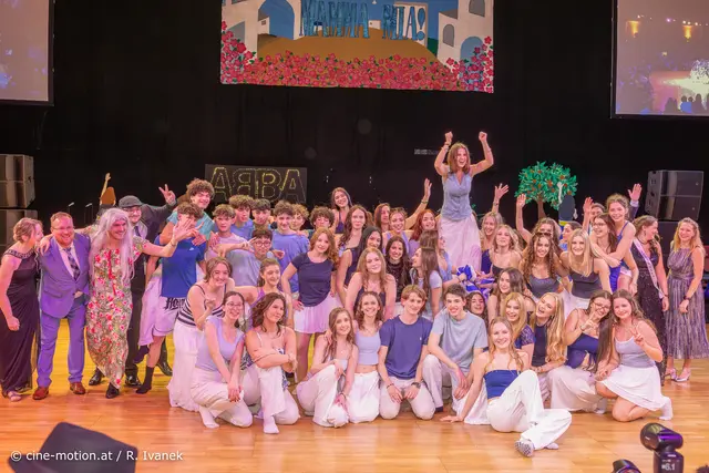 Strahlendes Team der Schüler und Choregraphen nach der gelungenen Mitternachtseinlage. | Foto: cine-motion.at / R. Ivanek