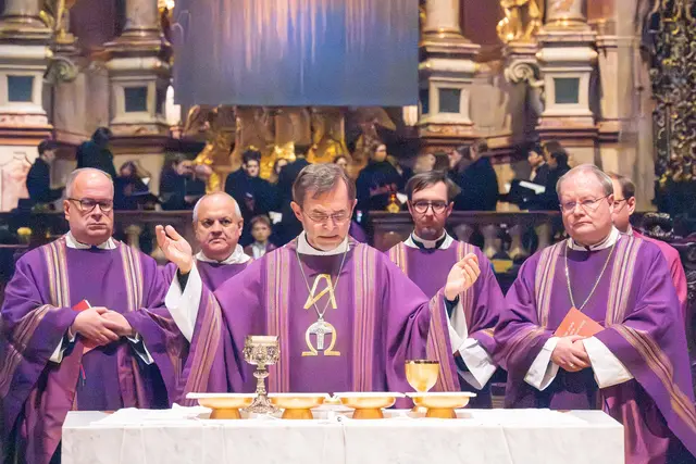 Pontifikalamt in der Stiftskirche mit Erzbischof Josef Grünwidl (Mitte), der er als Zelebrant vorstand.
 | Foto: Stift Klosterneuburg/Walter Hanzmann
