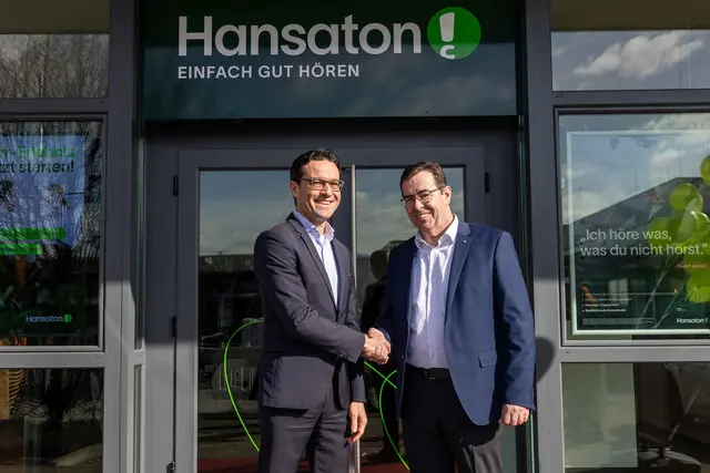Von links: Thomas Perissutti (Hansaton) und Bürgermeister Andreas Hasenöhrl. | Foto: Herbert Rohrer/Wild&Team