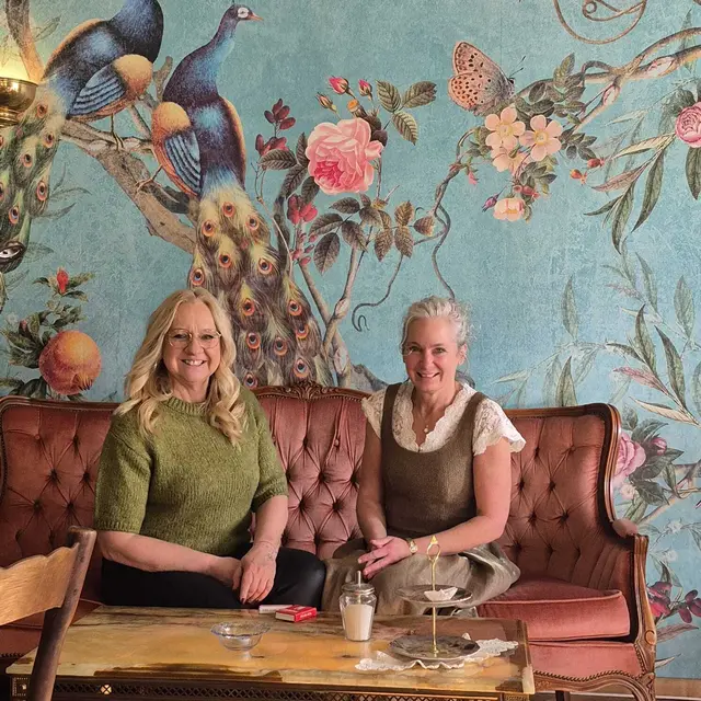 Im Bezirk Leoben liegt der Frauenanteil mit 1.396 aktiven Einzelunternehmerinnen bei 52,9 Prozent und damit über dem steirischen Durchschnitt. Im Bild: Andrea Lassacher (Bezirksvorsitzende Frau in der Wirtschaft der WKO) beim Betriebsbesuch mit Julia Schoster, Café Himmel auf Erdn. | Foto: FiW Leoben