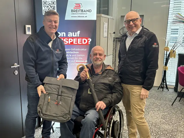 Bei der Übergabe, v. l.: Thomas Matthey (GF BBOÖ), Hermann Schmid (Behindertenservice) und Martin Wachutka (GF BBOÖ).
 | Foto: BBOÖ