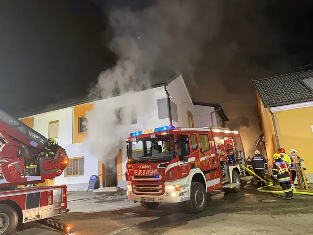 Das Feuer brach in einem ehemaligen Gasthaus in der Ortsmitte von Rohr aus. | Foto: Bezirksfeuerwehrkommando Güssing