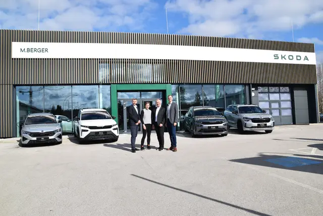 Manfred Berger, Andrea Gmasz, Manfred Berger und Bernhard Berger vor dem Skoda Green Dealer-Gebäude. | Foto: Mirjam Preineder