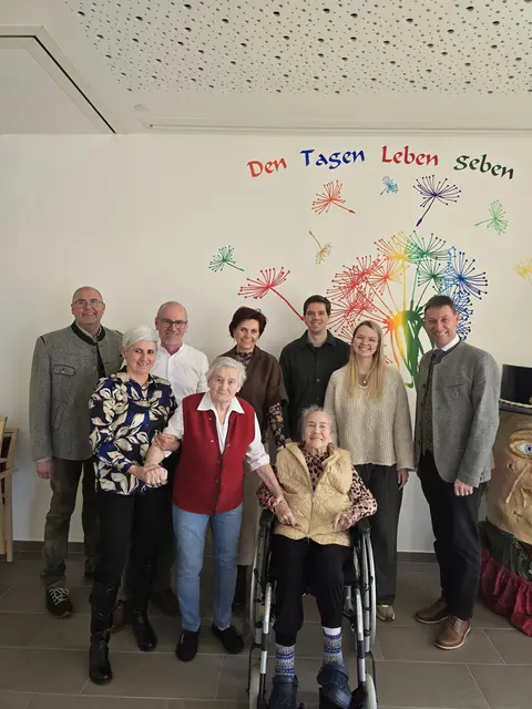 Im Bild von links: Vizebgm. Hans Josef Kren, Schwiegertochter Monika &amp; Sohn Reinfried Kößlbacher, Christine Kößlbacher (90. Geburtstag), Heimleiterin Carmen Schager-Wahlhütter, Irmtraud Brandstätter (80. Geburtstag), Enkel Raphael mit Freundin Lisa, Bgm. DI Andreas Kaiser
 | Foto: Marktgemeinde Mariapfarr