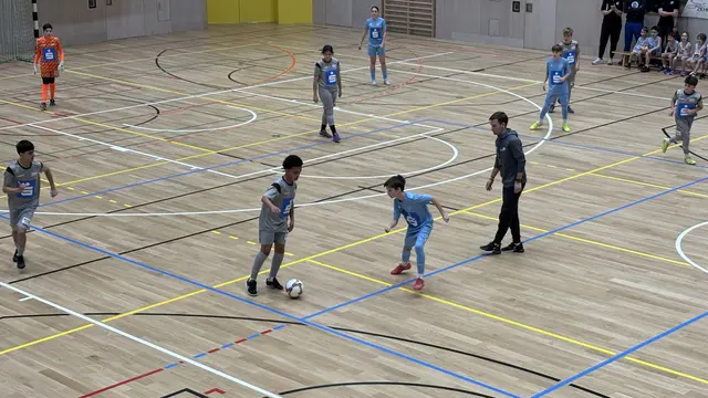 Ein erstes Fußballspiel endete nach heißem Hin und Her mit einem Unentschieden. Die Menge jubelte. | Foto: Andreas Pölzl/MeinBezirk