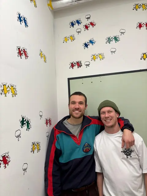 Das neueste Social Media Projekt von Pompilz: Die Eingangswand wird gestaltet.  | Foto: Königer