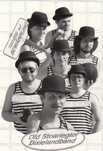 Das Pressebild zum dritten Album „Tschäss auf Bewährung" (1990) – die Band nimmt das Urteil mit Humor an. | Foto: VOSD