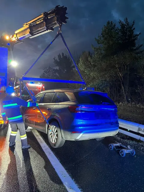 Auch ein zweites Auto musste geborgen werden, das über einen Reifen fuhr. | Foto: FF Alland