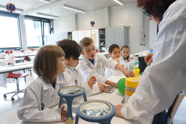 Wer einen Vormittag an der Pädagogischen Hochschule Tirol verbringt, erlebt keinen abgeschlossenen Campus, sondern einen lebendigen Bildungsort. Auf dem Bild: Eine Praxisklasse, mit der Studierende Unterrichtserfahrung sammeln können und die Schülerinnen und Schüler spannende Lerninhalte vermittelt bekommen. | Foto: PH Tirol/Roner