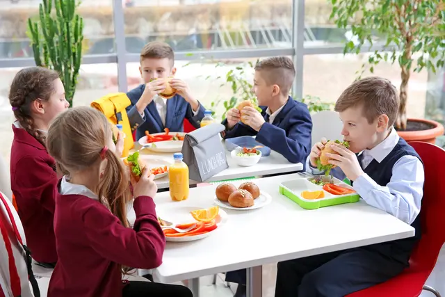 Die Schulküchen in Urfahr West stellen jede Woche einen ausgewogenen Speiseplan zusammen und kochen täglich frisch. | Foto: Smarterpix/belchonock