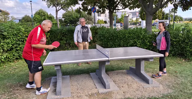 Die Tischtennisanlage ist für Jung und Alt da.  | Foto: Stefan Kaiser