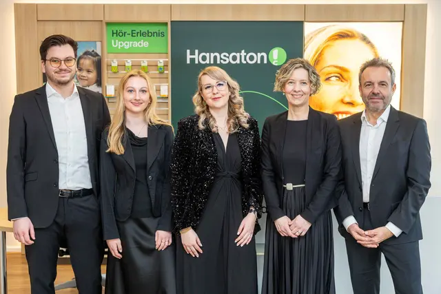 Von links: Mathias Nikolaus Gruber, Hörakustiker, Anna Moser, Hörakustik-Lehrling, Bianca Brunner, Hörakustik-Meisterin und Fachgeschäftsleiterin, Daria Pantic, Hörakustikerin und Jürgen Permanschlager, Gebietsleiter. | Foto: Herbert Rohrer/Wild&Team