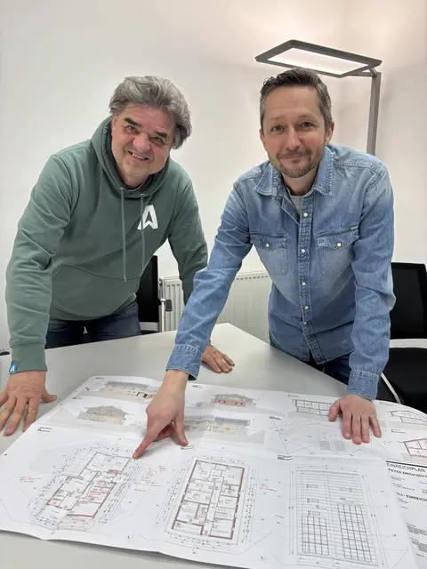Stolz präsentieren die Sektion Hohe Munde-Vorstände Daniel Hafele (re.) und Andreas Bstieler die Pläne für das Vorhaben in Rietz.