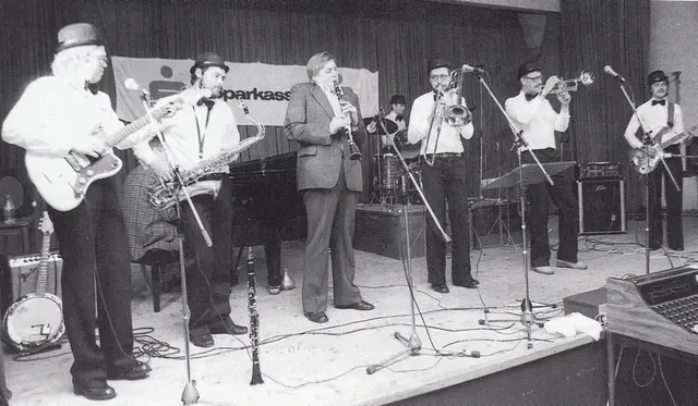 Ritterschlag Nummer 1: nach nur drei Jahren stehen die Old Stoariegler gemeinsam mit dem österreichischen Jazzpaten und Klarinetisten Fatty George auf der Bühne. | Foto: VOSD